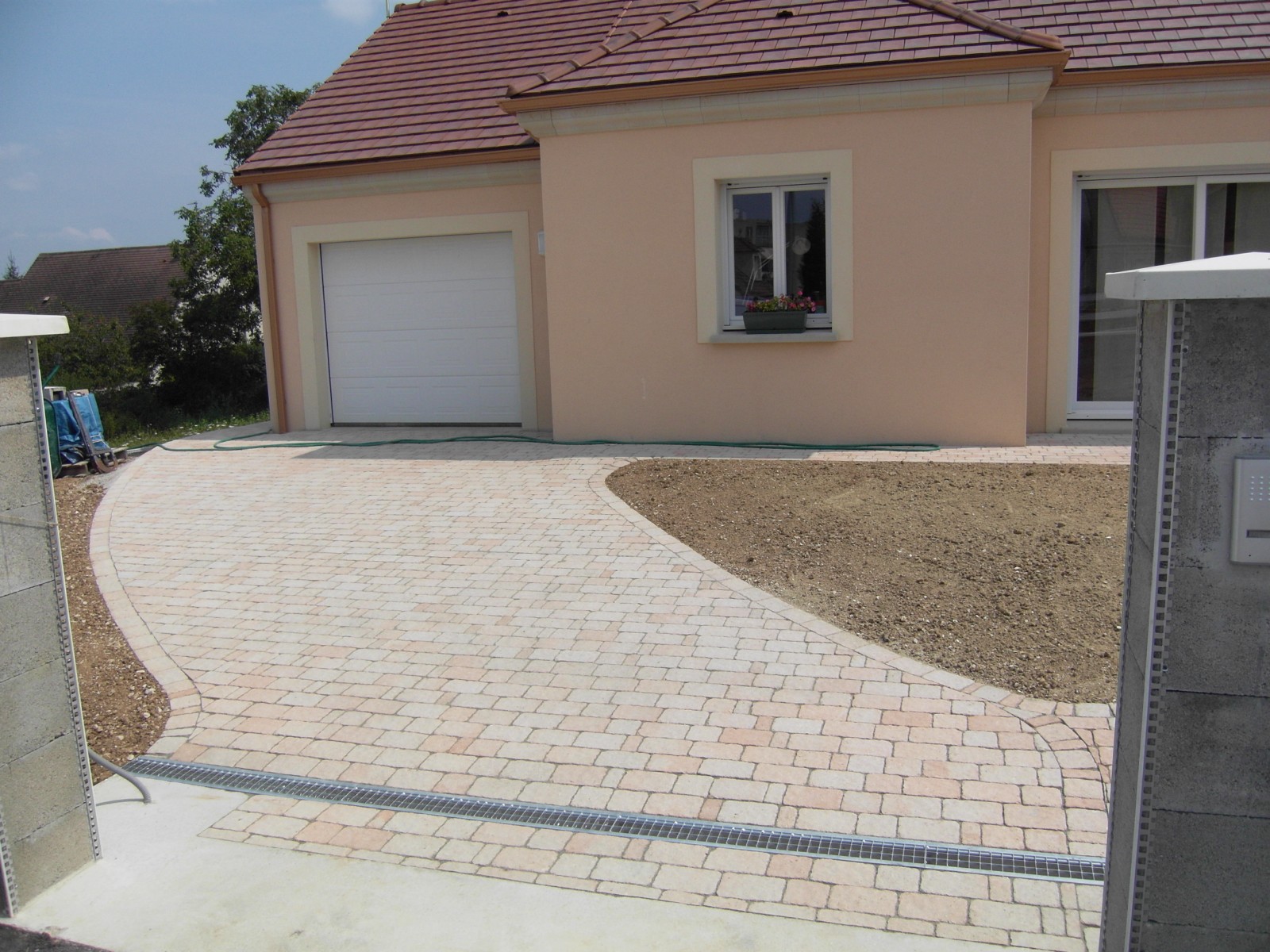 Allée en pavés posés sur sable