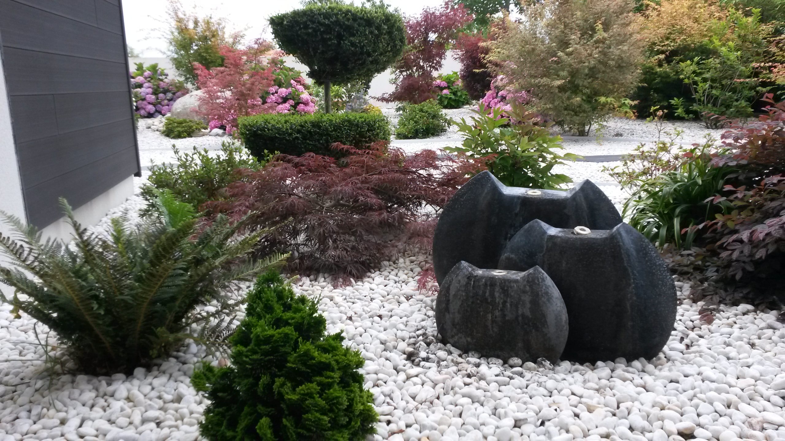 Fontaines vases dans le massif