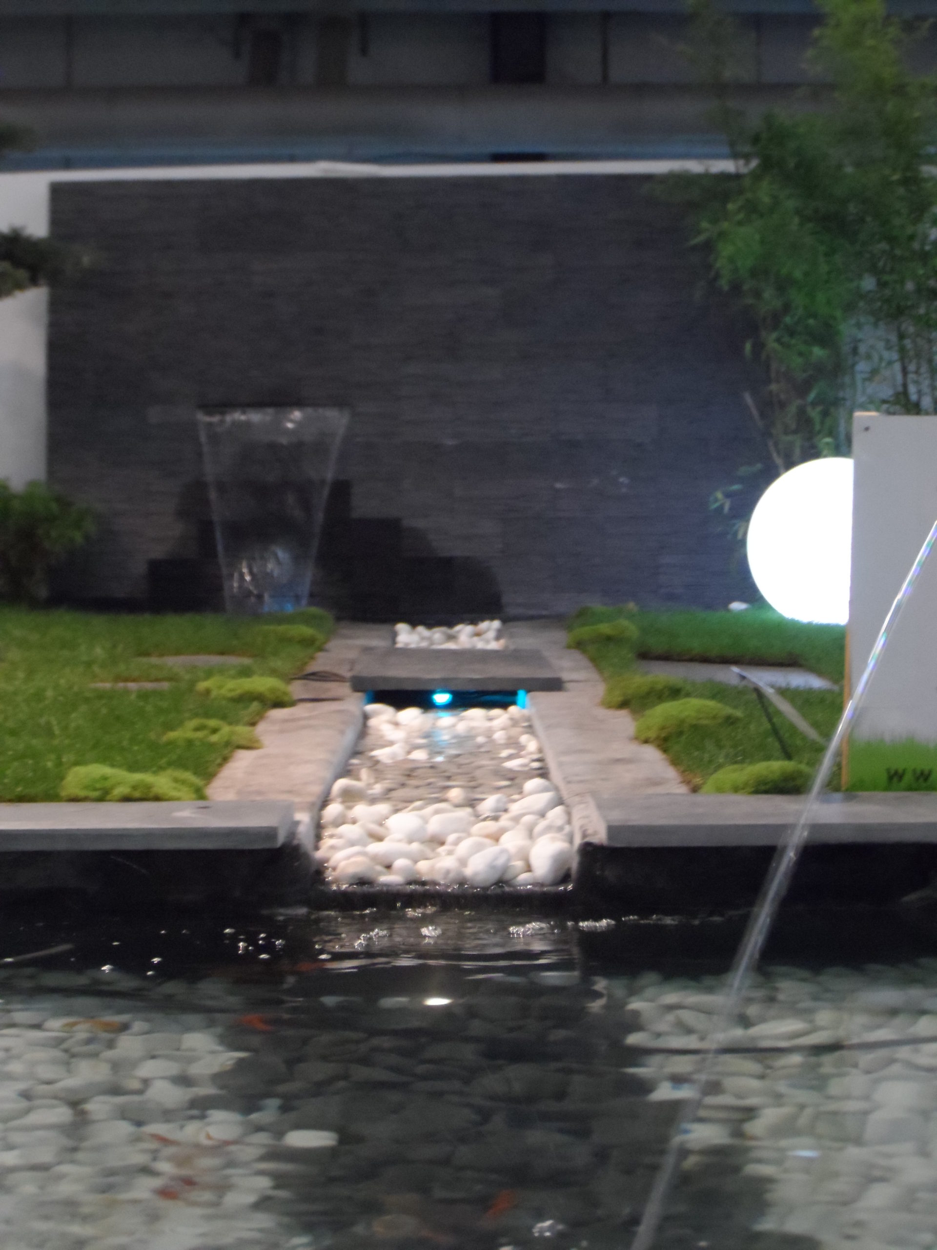 Lame d'eau et rivière de galets pour le bassin sur Vivons Maison 2013