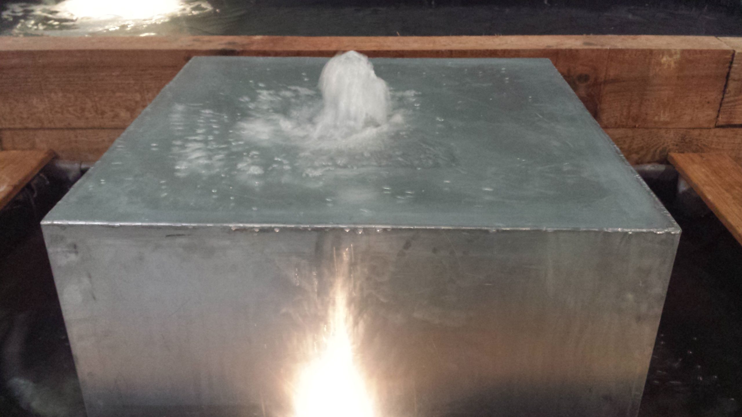 Détail d'une fontaine en zinc sur Vivons Maison 2014