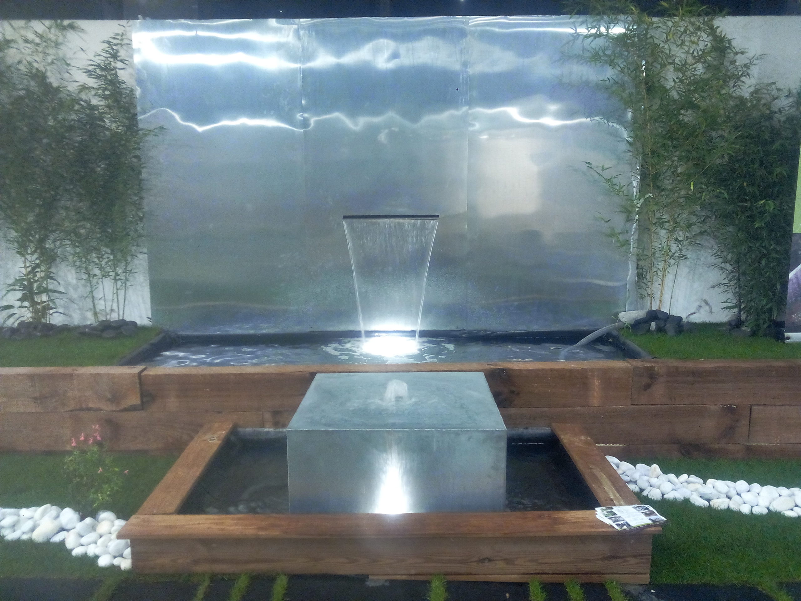 Lame d'eau et fontaine en zinc sur Vivons Maison 2014