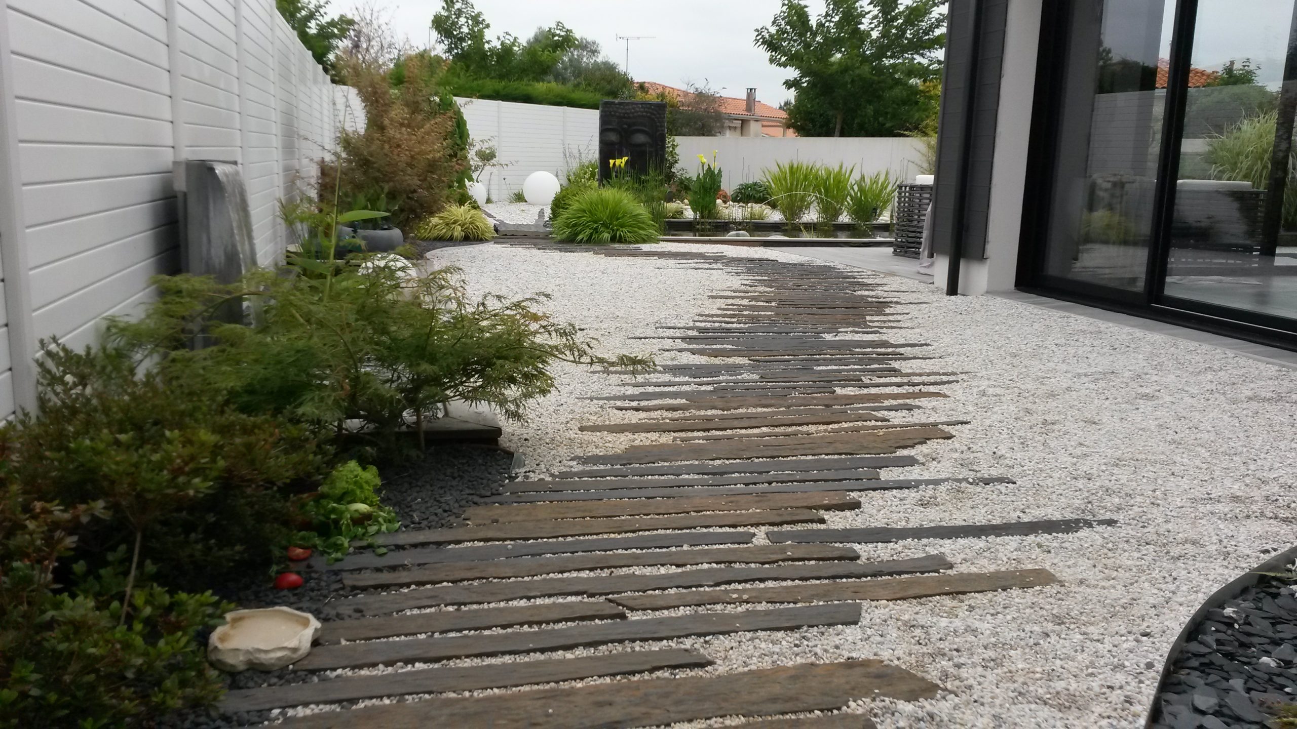 Allée en piquets de schiste