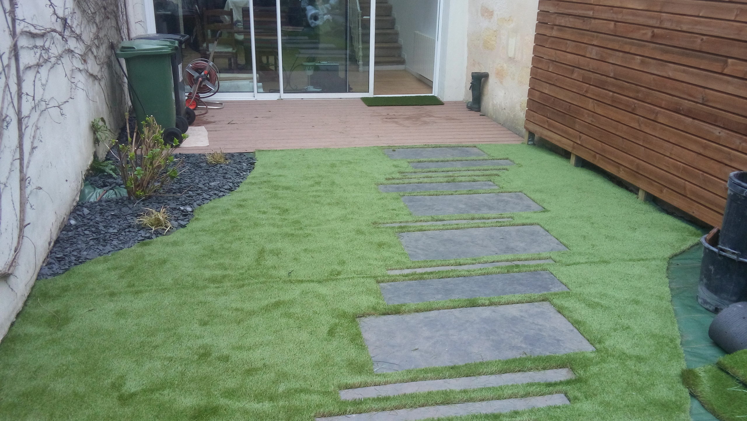 Gazon synthétique dans un petit jardin d'échoppe Bordelaise