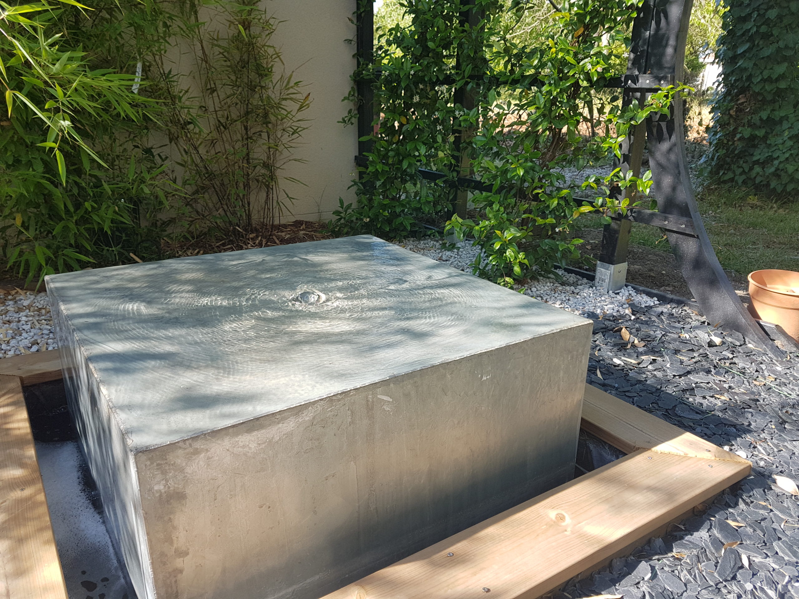 Détail de la fontaine en zinc