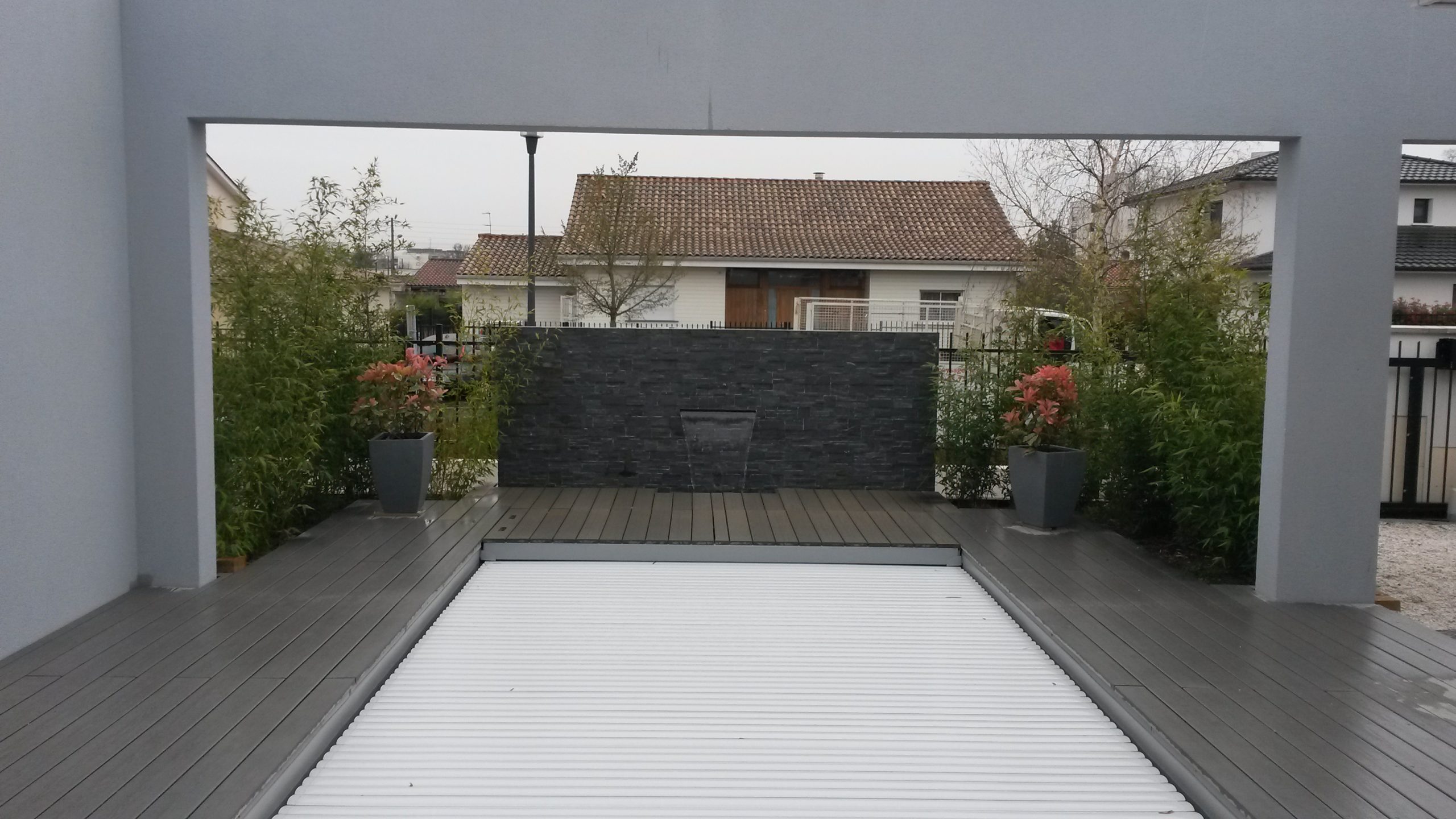 Mur à lame d'eau pour une piscine