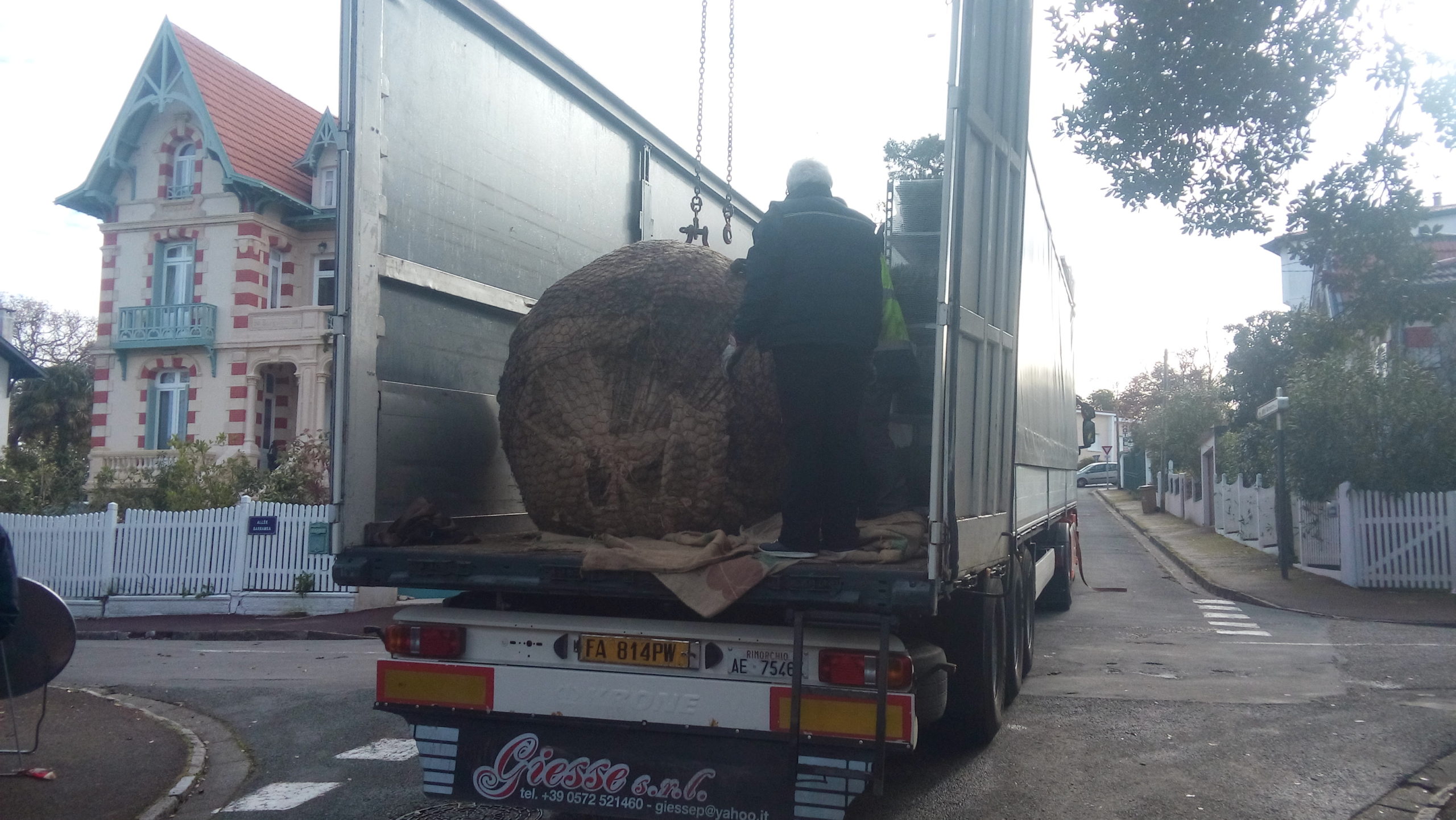La motte est gigantesque et pèse plusieurs tonnes!