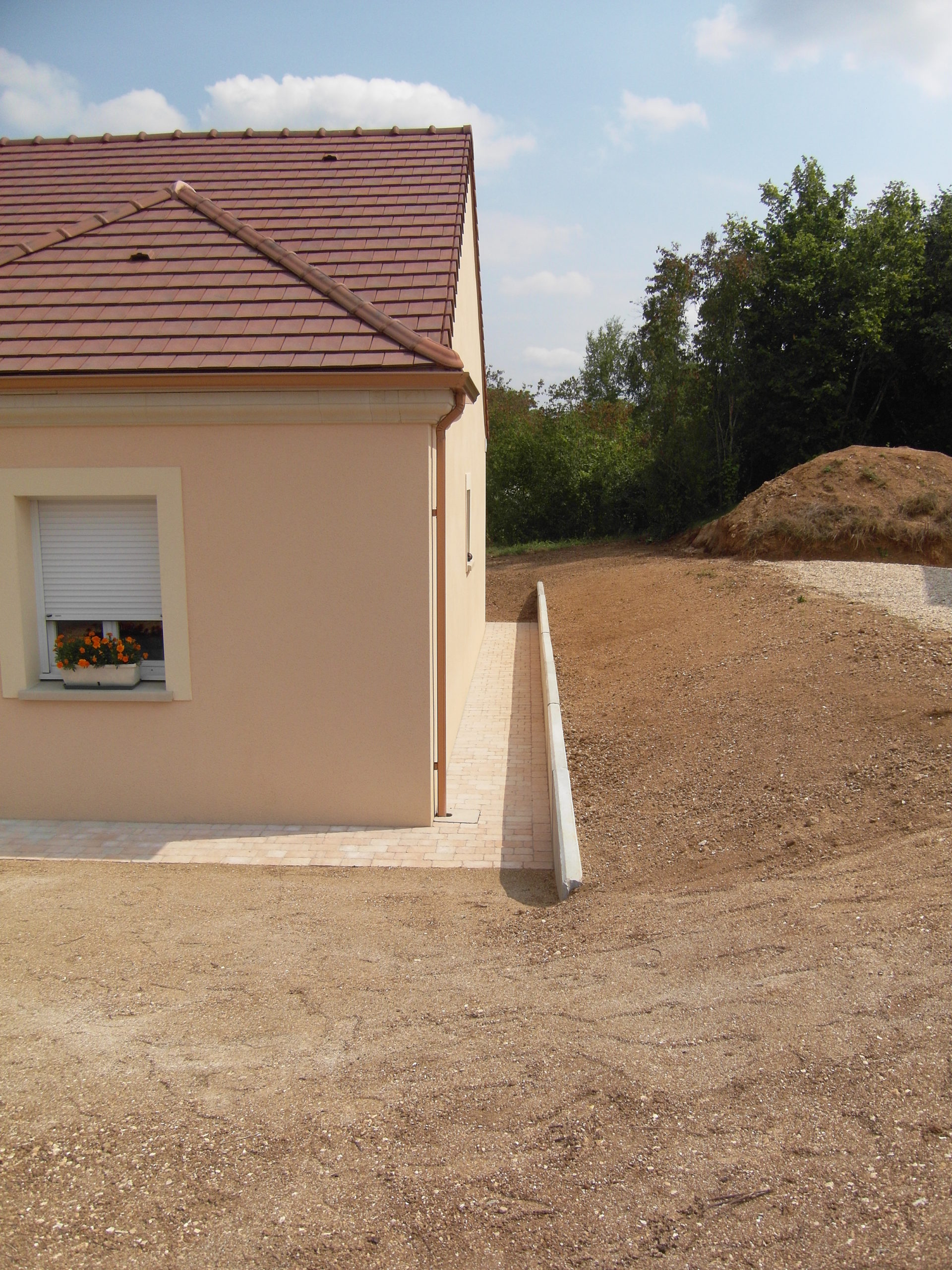 Soutènement et allée en pavés