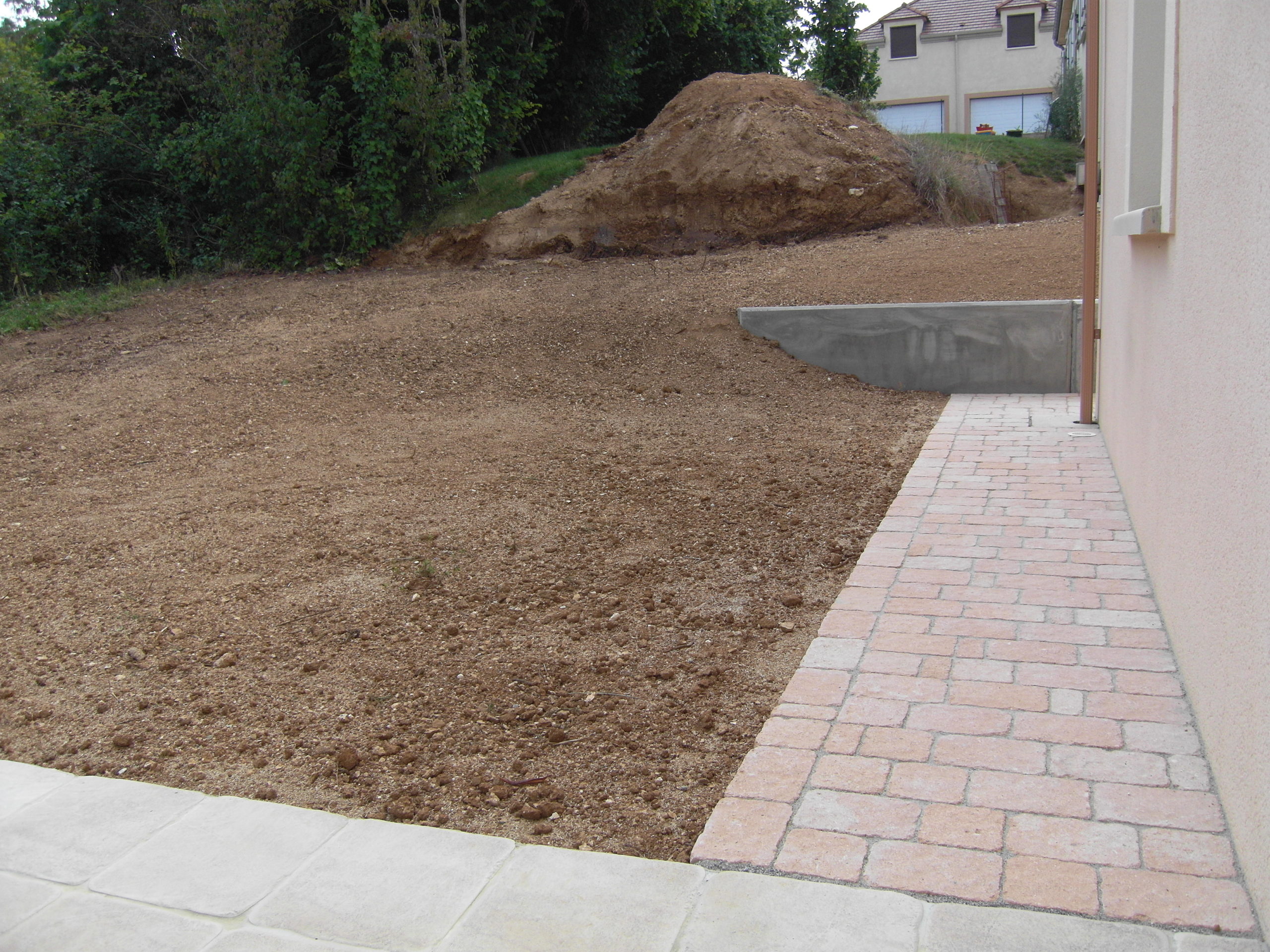 Soutènement et allée en pavés