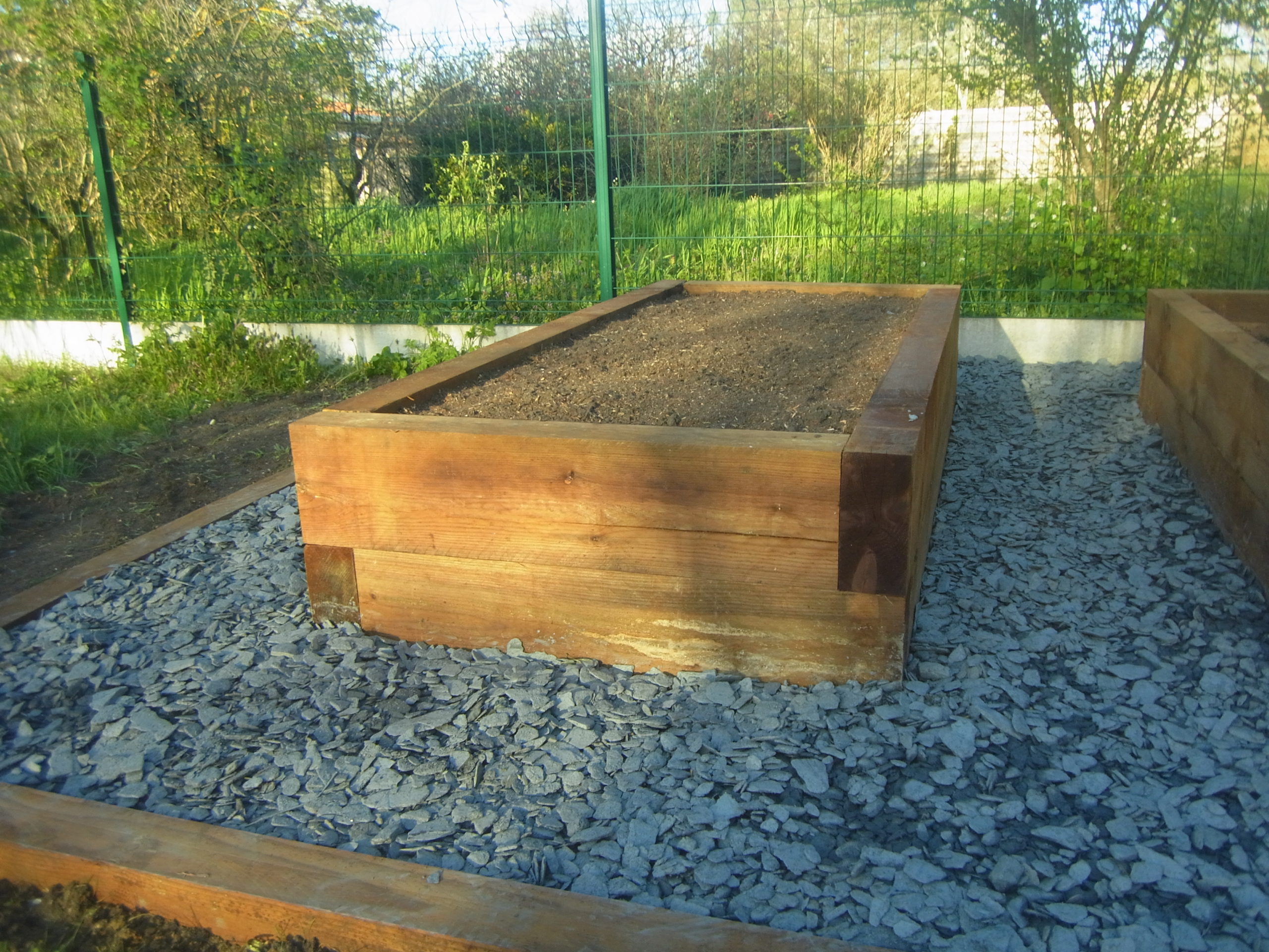 Carré potager avec tour en paillettes d'ardoise