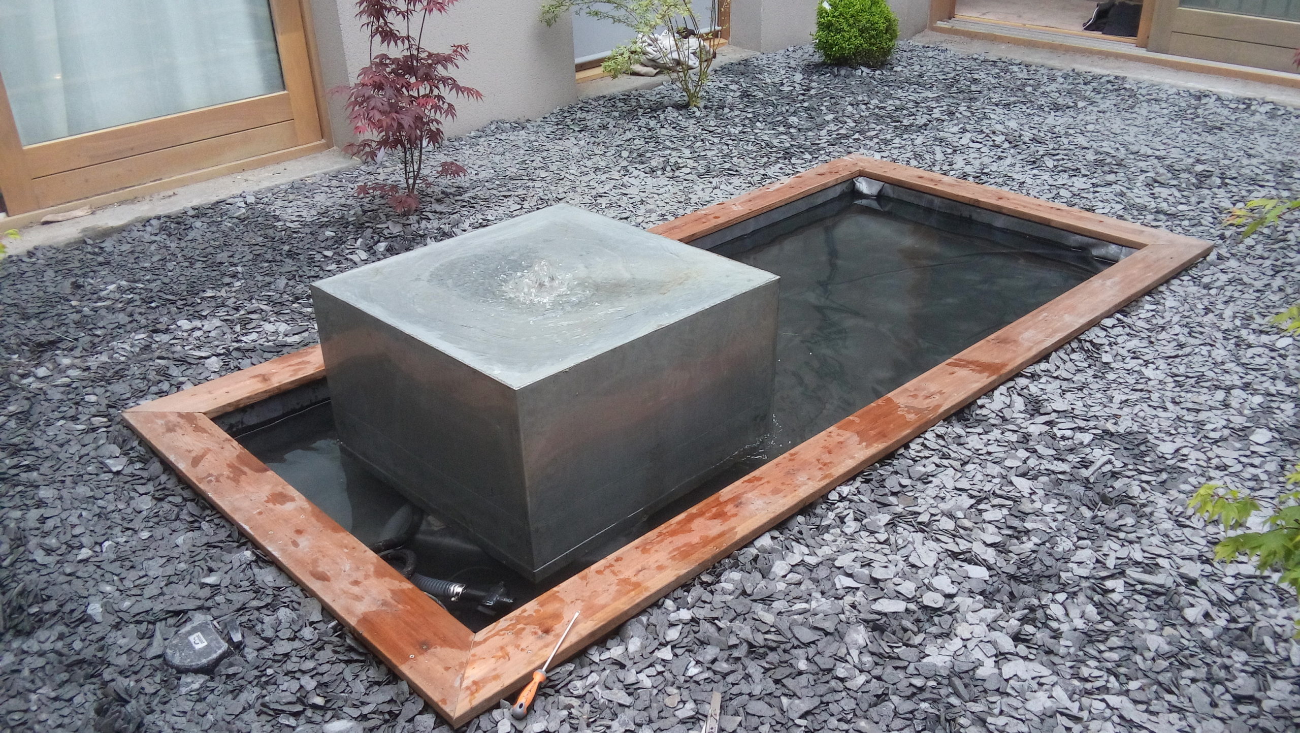Bassin avec fontaine zen à débordement