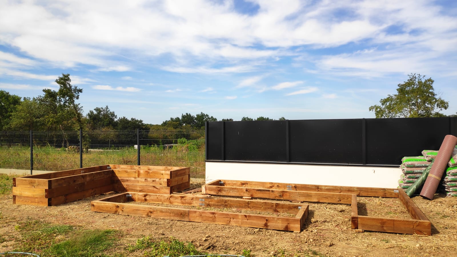 Début de construction de carrés potagers à Camblanes-et-Meynac