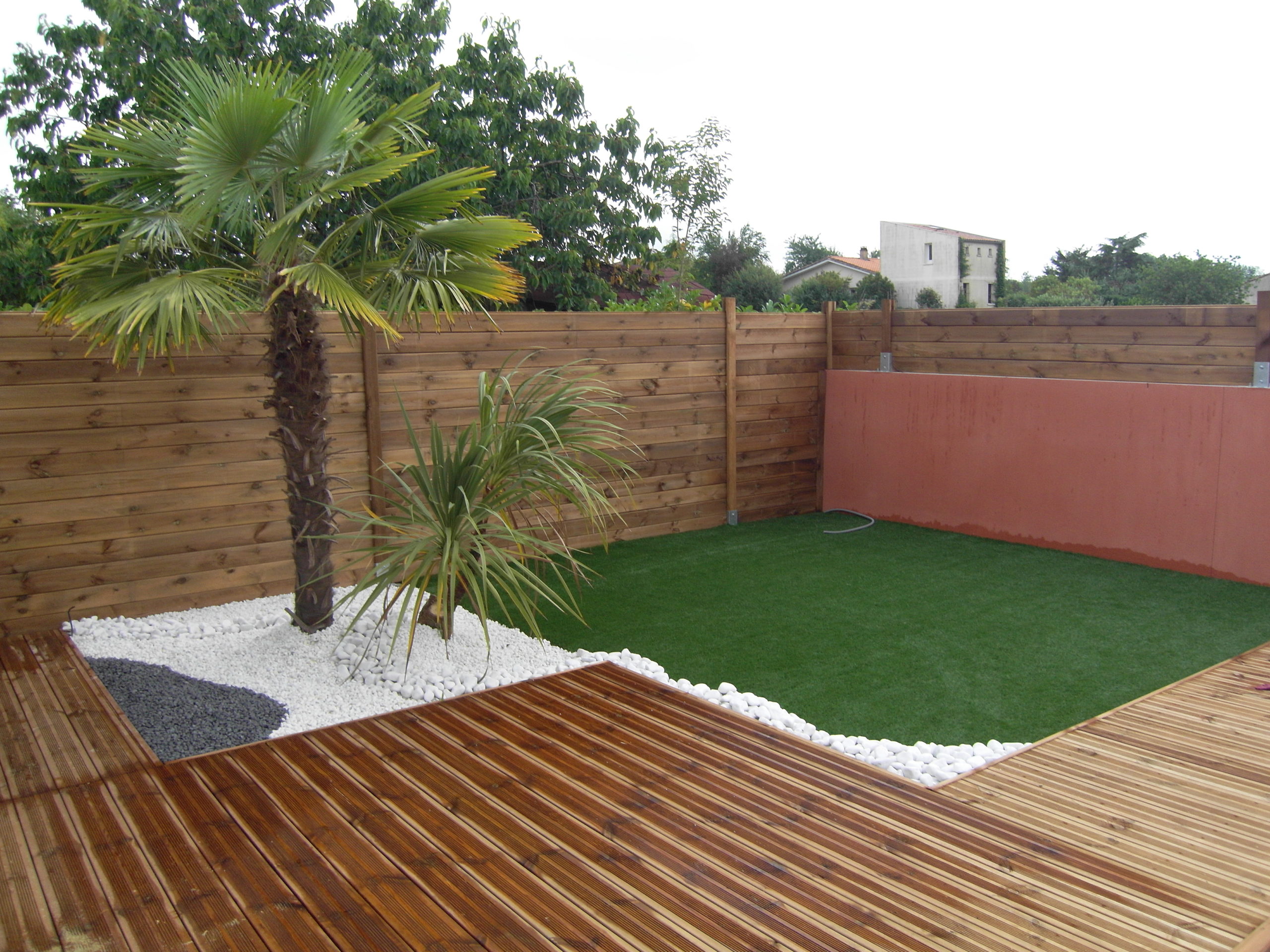 Jardin de ville à peu d'entretien avec un gazon synthétique