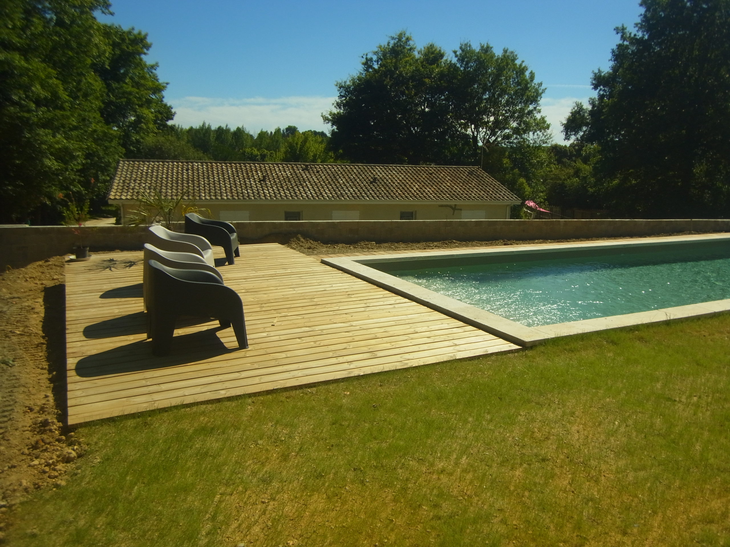 Terrasse de piscine en pin