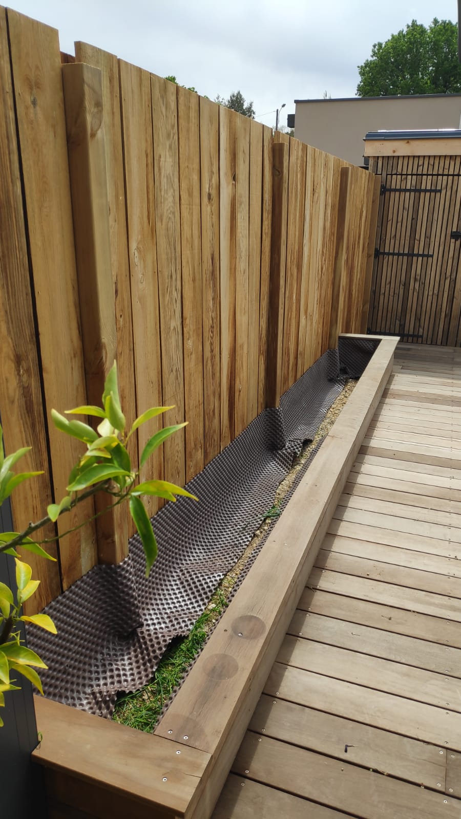 Clôture sur mesure avec sa jardinière en bois