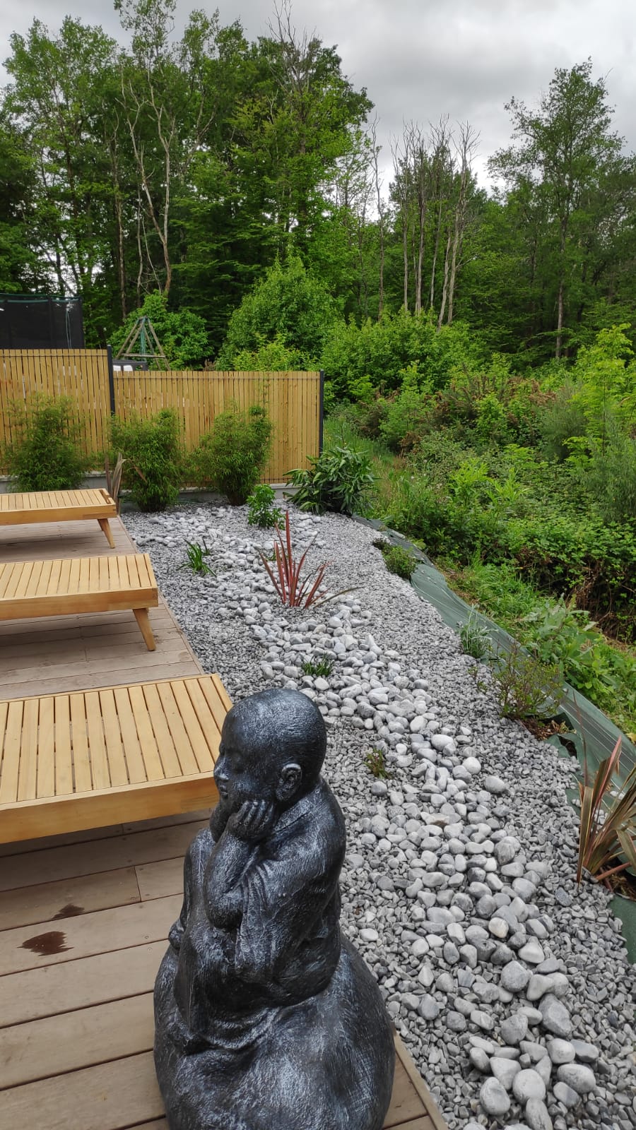 Massif au buddha en bord de piscine après