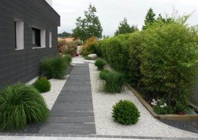 2 années après notre passage, les bambous et autres pennisetum et buis boule ont bien grandit!
