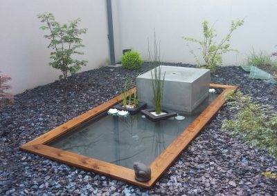 Patio d'inspiration zen: érables japonais, pétales d'ardoise et bassin avec sa fontaine en zinc sur mesure