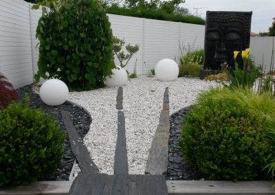 Végétal et minéral se mêlent subtilement dans ce joli jardin zen