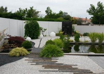 Chemin menant au bassin et au jardin contemplatif