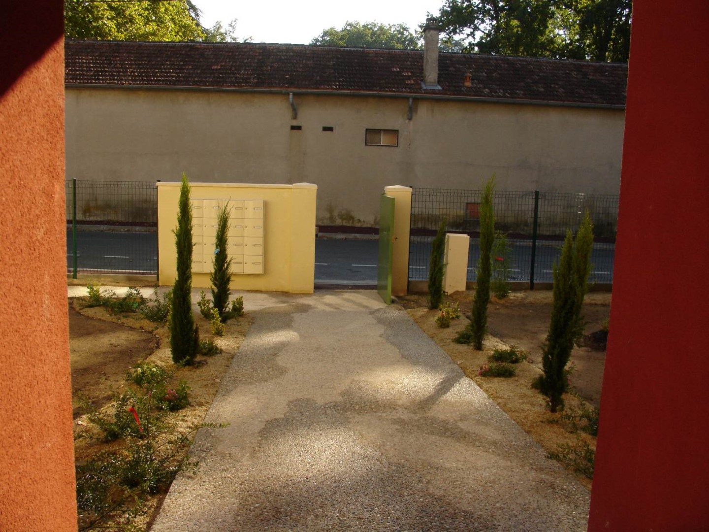 Aménagement de l'entrée d'une résidence locative