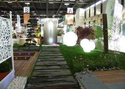 Allée en dalles d'ardoise menant à notre fontaine en inox à débordement
