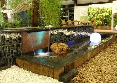 Bassin et lame d'eau, sphère lumineuse sans fil