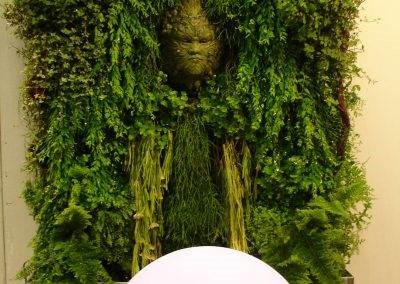 Mur végétalisé avec visage en pierre, bac en inox
