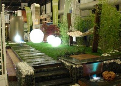 Allée en dalles de schiste menant à une magnifique fontaine à débordement