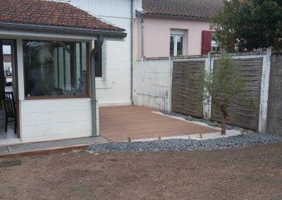Terrasse en composite et allée mêlée de traverses de chêne, dalle de schiste et minéraux