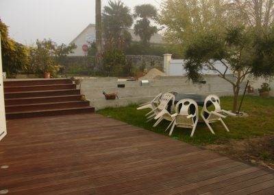 Terrasse en lames d'ipé rainurées et son escalier