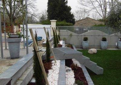 Les cyprès sont tuteurés au début pour leur permettre de s'ériger bien droits