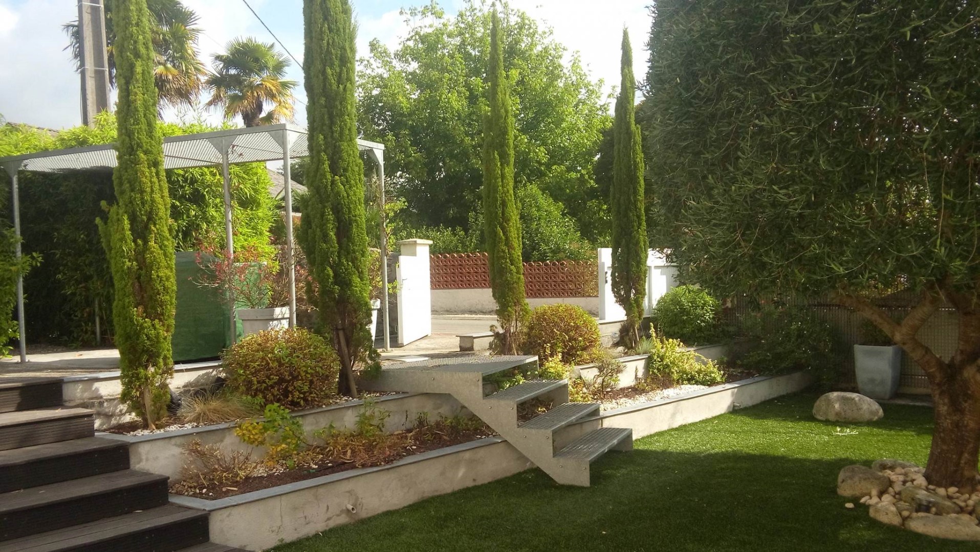 Les jardinières et l'escalier métalliques