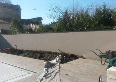 La terrasse est finie, la fosse de plantation est remplie de terreau enrichi et attend ses végétaux