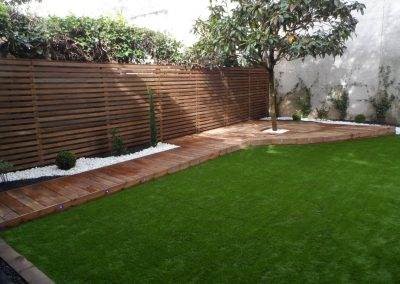 Massif épuré le long de la terrasse étoilée, gazon synthétique pour un minimum d'entretiens