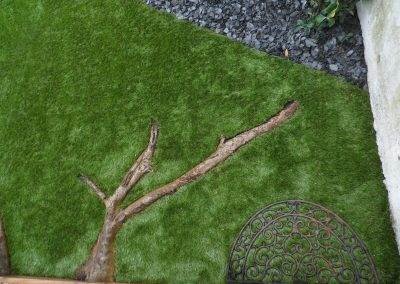 Inclusion de la racine d'un arbre dans le gazon synthétique
