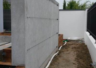 Installation de fils de tension sur l'arrière du mur ou l'on fera courir des jasmins étoilés