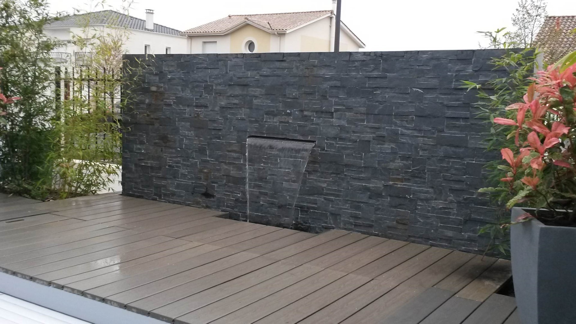 Mur en parement d’ardoise et sa lame d’eau Mur en parement d'ardoise et sa lame d'eau