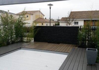 Le coffre de volet roulant de la piscine est inclus dans la terrasse