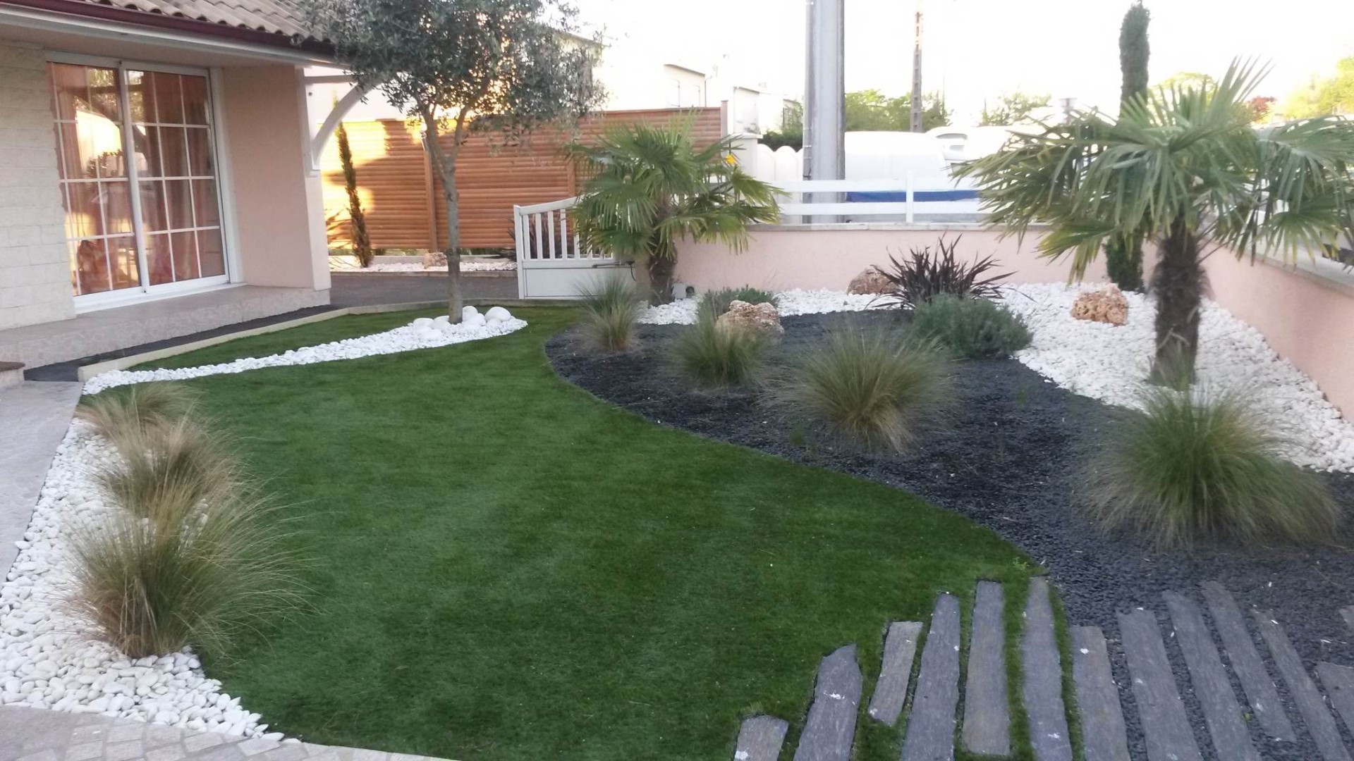 Chemin en piquets de schiste pour traverser ce joli jardin exotique