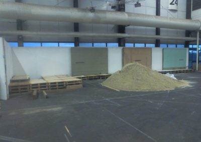 Stand en construction, les palettes serviront à soutenir la future terrasse en bois