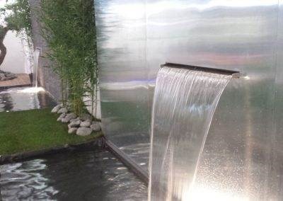 Lame d'eau sur mur inox