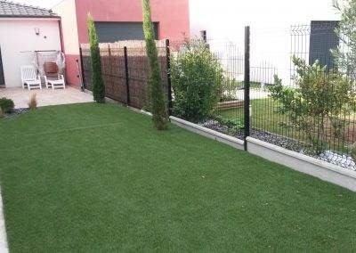 Clôture ral anthracite en panneaux rigides avec dalle sous bassement béton demi chaperon avec et sans canisse