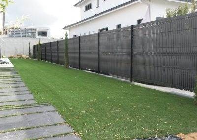 Clôture anthracite en panneaux rigides avec kit occultant pvc