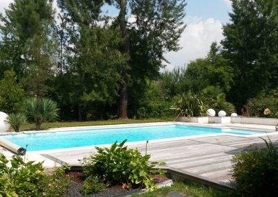 Sphères lumineuses en bord de piscine