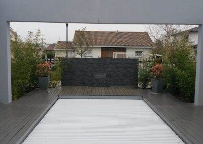 Les jardinières invisibles dans la terrasse composite et ses petits bambous