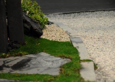 Bordures en filita délimitant notre allée