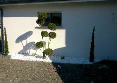 Galets de marbre blanc pour un jardin contemporain & moderne