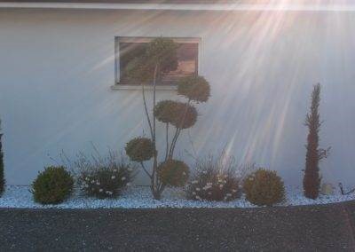 Galets de marbre blanc pour un jardin contemporain & moderne