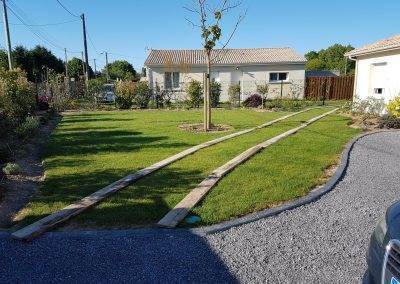Mise en place de planches afin d'éviter d'abîmer la pelouse au passage de la mini pelle