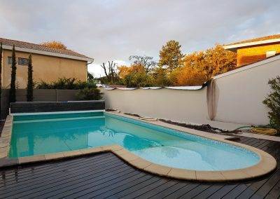 Installation de bâches de protection sur les murs nouvellement crépis